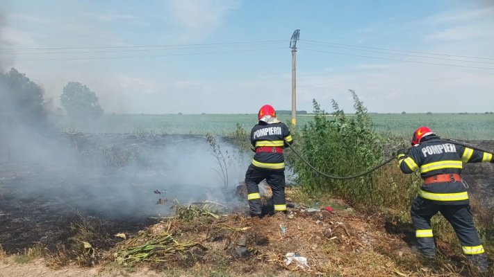 Incendiu în localitatea Garvăn, după ce niște copii s-au jucat cu focul