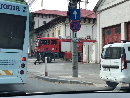 Un copac a luat foc, la intersecţia străzii General Manu cu Sarmisegetuza