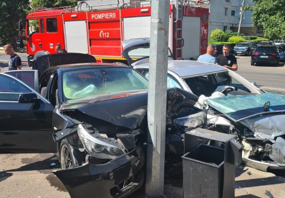 Accident rutier pe bulevardul Tomis: o maşină a fost proiectată în stâlp!