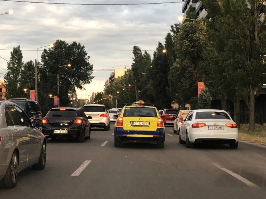 Atenție, șoferi! Se circulă bară la bară în Mamaia. Video