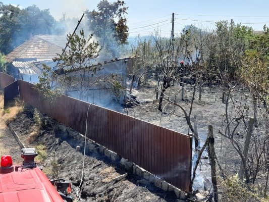 Incendiu în localitatea Carcaliu din cauza unei țigări aprinse aruncate la întâmplare