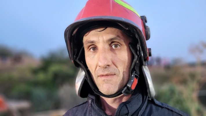 El este pompierul care l-a îmbărbătat pe bărbatul prins sub pământ la Castelu