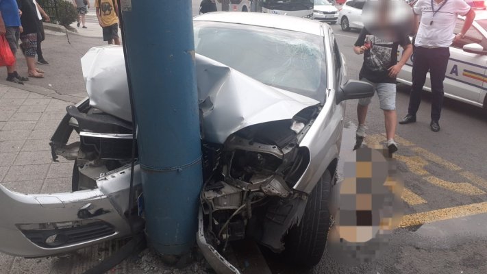 Accident rutier: Mașină intrată în stâlp, în zona Casei de Cultură