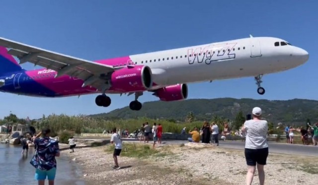 Un avion Wizz Air aproape că le-a luat capetele turiștilor de pe insula greacă Skiathos