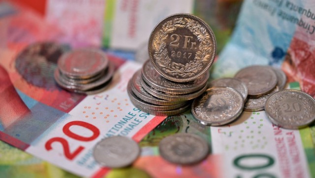 Francul elvețian a depășit cotația euro și e la un pas de 5 lei