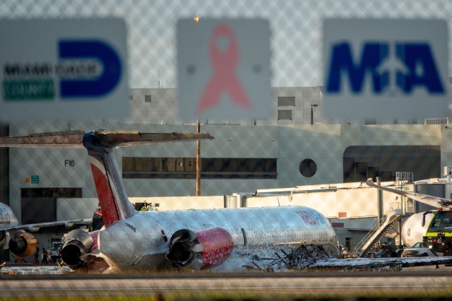 SUA: Trei răniţi după ce un avion a fost cuprins de flăcări la aterizarea pe aeroportul din Miami