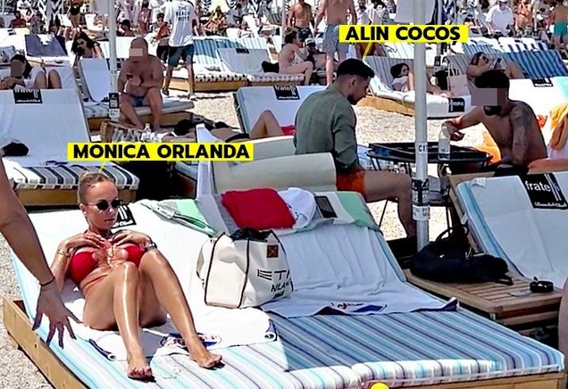 Cocoș joacă table pe plaja din Mamaia, iar soția lui încinge atmosfera