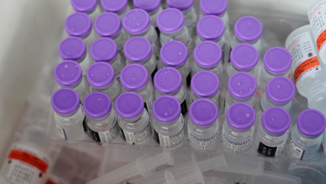 România cere Comisiei Europene să schimbe contractele pentru vaccinuri Covid pentru că are prea multe doze