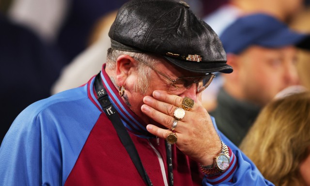 Momente emoționante la West Ham - FCSB: lacrimi în tribune după decesul Reginei Elisabeta a II-a
