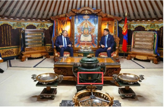 În timp ce rușii 'denazifică' Ucraina, Serghei Lavrov se afișează alături de o zvastică
