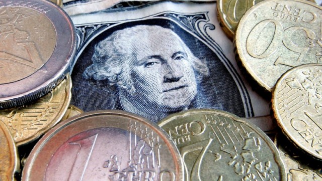 Euro a ajuns la paritate cu dolarul pentru prima dată în ultimii 20 de ani
