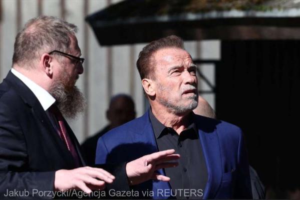 Arnold Schwarzenegger face apel la ''luptă împotriva urii'' în timpul unei vizite la Auschwitz