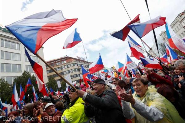 Mii de cehi au protestat la Praga împotriva modului în care guvernul gestionează criza energiei