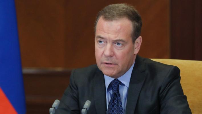 Dmitri Medvedev avertizează Occidentul că ameninţarea nucleară 'nu este o cacealma'