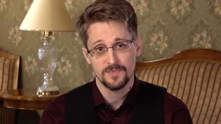 Putin i-a acordat cetăţenie rusă avertizorului de integritate Edward Snowden