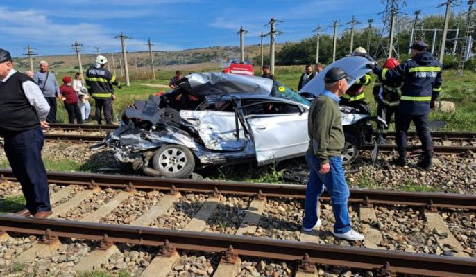 Maşina condusă de o şoferiţă începătoare, spulberată de un tren 