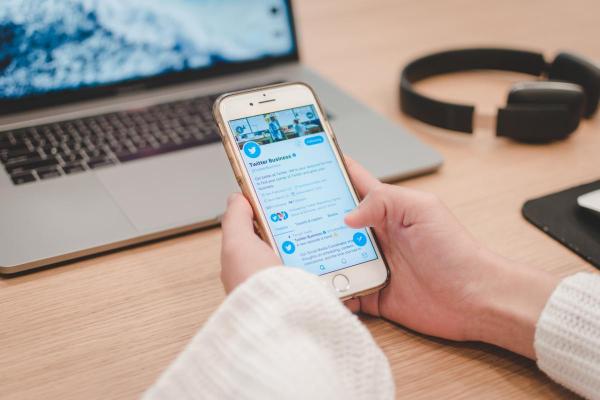 Mari companii şi-au suspendat campaniile de marketing pe Twitter