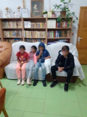 Cerșetori minori săltați din intersecții de polițiști 