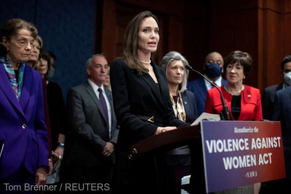 Angelina Jolie îl acuză pe Brad Pitt că i-a agresat pe copiii lor în timpul unei dispute