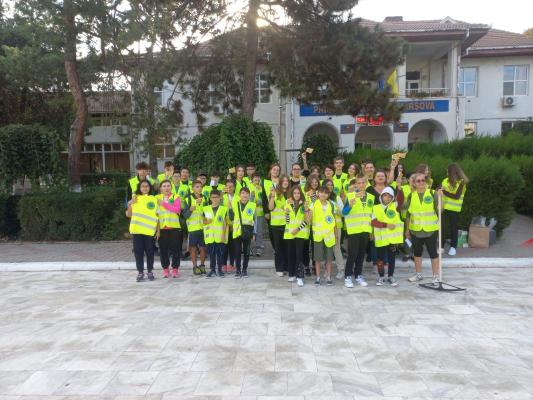 Voluntarii au dat curs autorității locale din Hârșova și au participat la activitățile de igienizare din oraș