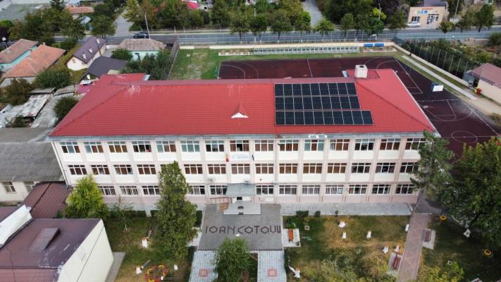 Primăria Hârșova anunță montarea a 28 de panouri fotovoltaice pe clădirea Liceului Teoretic Ioan Cotovu