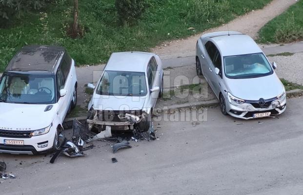 Un individ fără permis a distrus trei mașini parcate în zona CET. Video