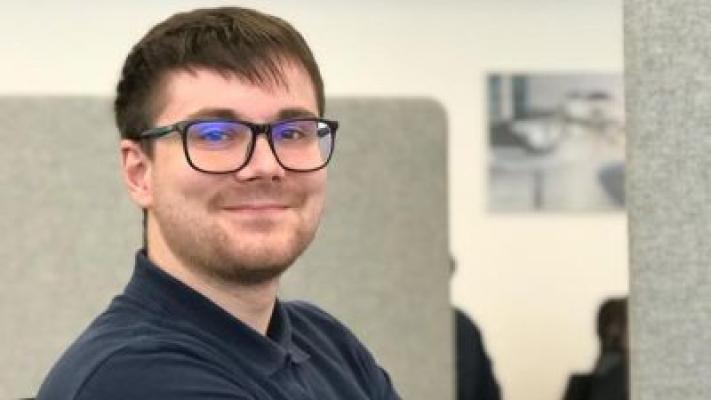 Studentul care a obținut anularea măștii în pandemie a deschis un nou război împotriva Guvernului
