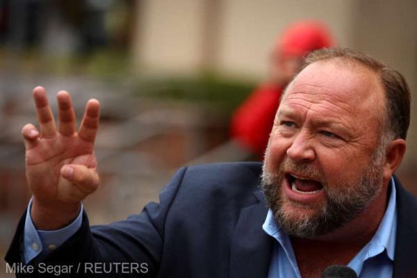 SUA: Complotistul Alex Jones, condamnat să plătească aproape 1 miliard de dolari către victimele masacrului de la Sandy Hook
