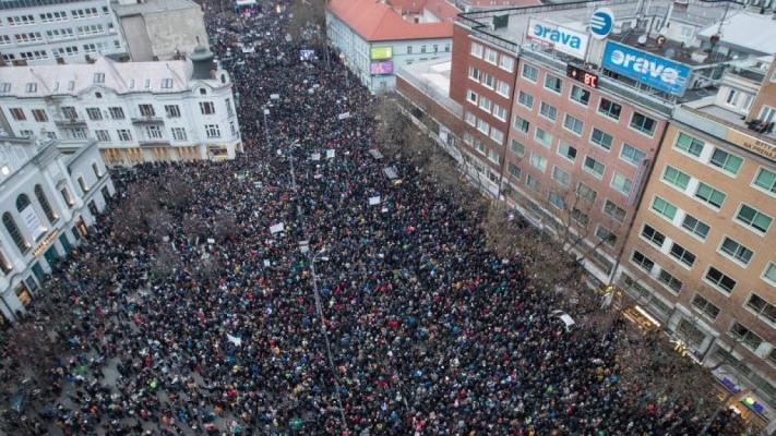 Mii de persoane au manifestat la Bratislava împotriva extremismului şi discriminării, după un atac mortal lângă un bar gay