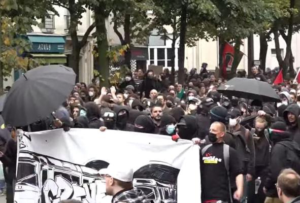Proteste masive în centrul Parisului: Manifestanții au atacat magazine și au incendiat obiecte. Video