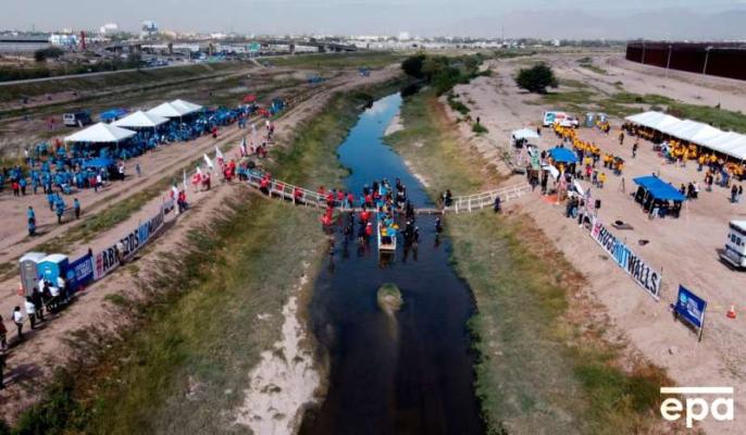 Migranţi: Câteva minute de reuniune la frontiera dintre Mexic şi SUA