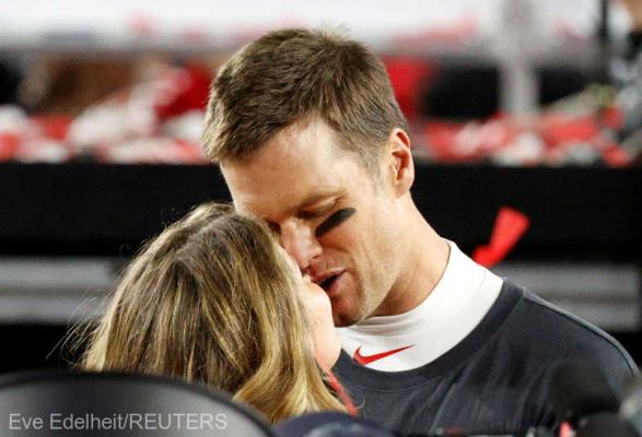  Top-modelul Gisele Bundchen şi jucătorul de fotbal american Tom Brady divorţează după o căsnicie de 13 ani