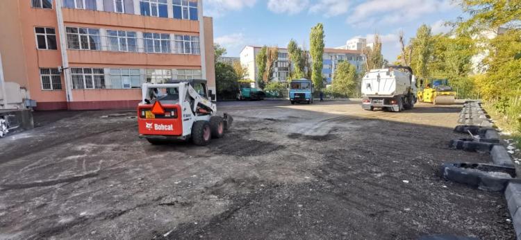 Se reabilitează spațiile exterioare ale Liceelor Teoretice „George Călinescu” și „Decebal”  