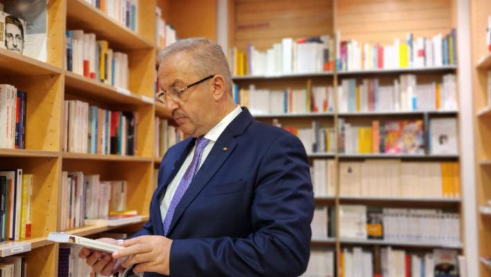 Dîncu, într-o librărie: „Aici nu se aude vocea idioţilor”