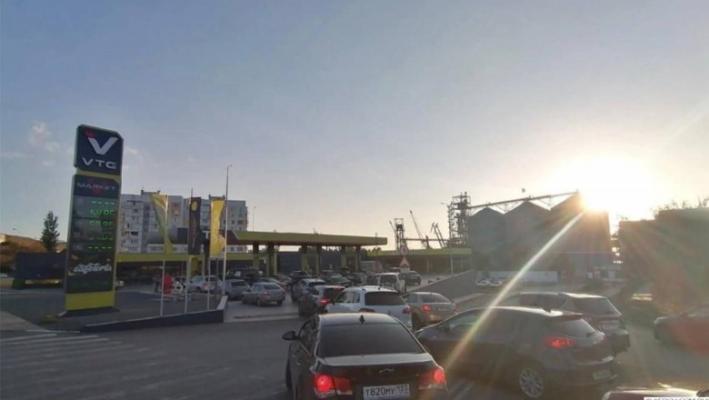 Rușii fug din Crimeea. Cozi uriașe s-au format la benzinării, după explozia de la podul Kerci