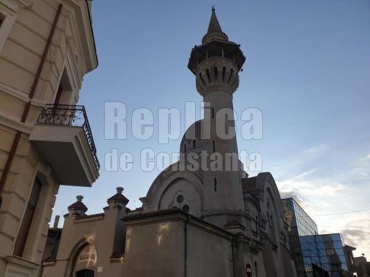 Moscheea Carol din Piața Ovidiu mai are puțin și se dărâmă! Video