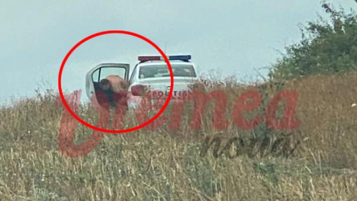 Polițistul fotografiat dezbrăcat pe un câmp din Vaslui, lângă mașina de serviciu, s-a pensionat de urgență
