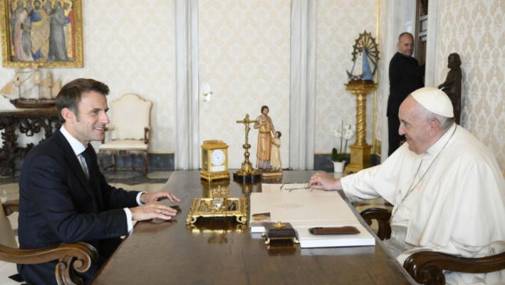  Emmanuel Macron a discutat cu papa Francisc în legătură cu dezbaterea privind eutanasia 
