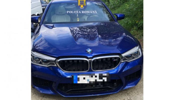 Un BMW de 136.000 de euro a fost găsit alături de hoțul urmărit internațional într-o curte din Crăcăoani