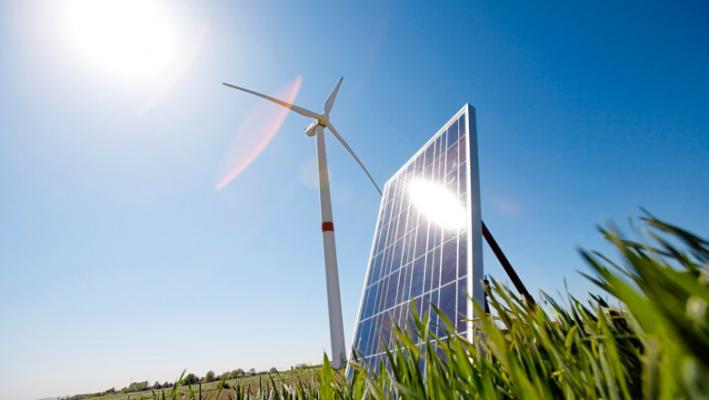 De ce România bate pasul pe loc la energie solară și eoliană, deși are potențial
