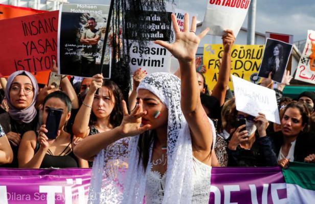 Manifestaţii în susţinerea femeilor din Iran au avut loc în mai multe oraşe din Turcia