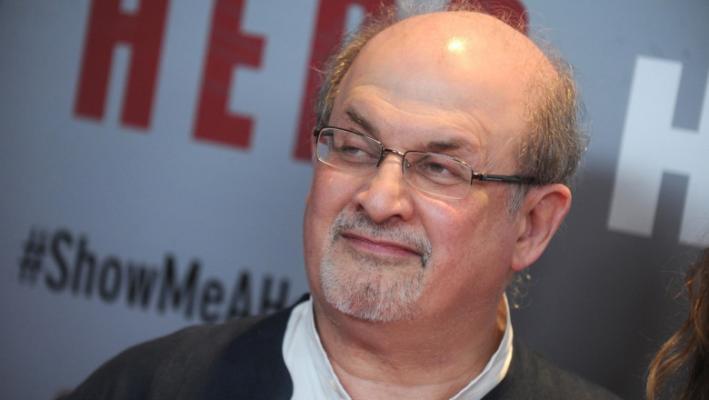 Salman Rushdie și-a pierdut vederea la un ochi și nu-și mai poate folosi o mână, după atacul din vară