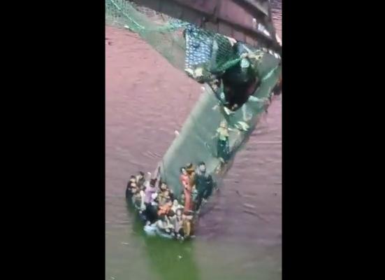 Imagini dramatice: Cel puțin 60 de morți, după prăbușirea unui pod în India. Video