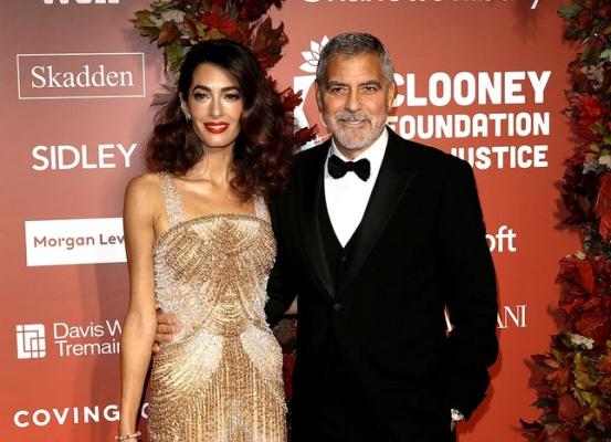 Amal Clooney, strălucitoare într-o rochie Versace