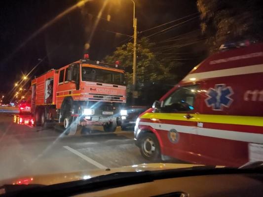 Autoturism intrat într-un stâlp de electricitate, în Peștera