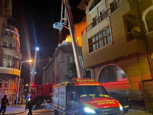 Pompierii din Tulcea și Ialomița au ajutat la stingerea incendiului de la Arhiepiscopie