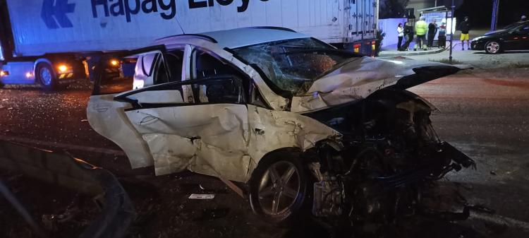 Două persoane au ajuns la spital în urma unui accident între un autoturism și un TIR