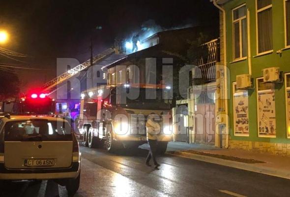 Incendiu la mansarda unui magazin de pe strada Liliacului. Mai multe persoane au fost evacuate. Video