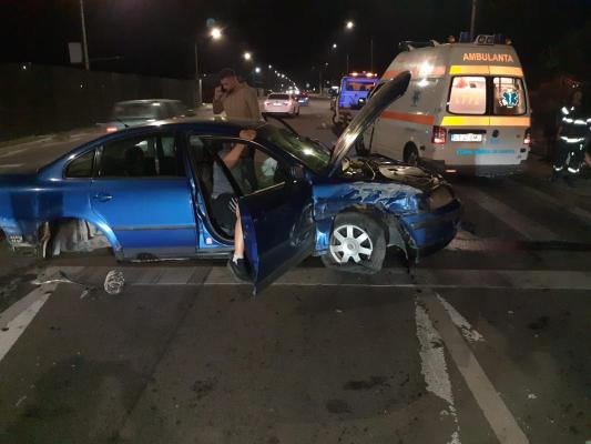 Trei maşini s-au făcut praf, în urma unui accident, la ieșire din Valu lui Traian