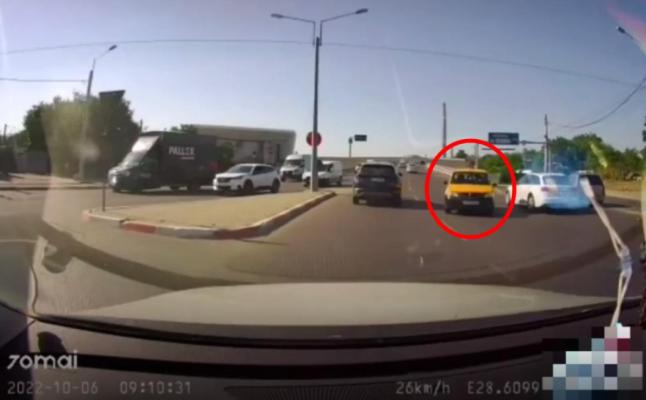 Traficul rutier, pus în pericol de un inconștient care circula pe contrasens! Video